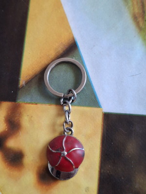 Metal keychain like new, hat design