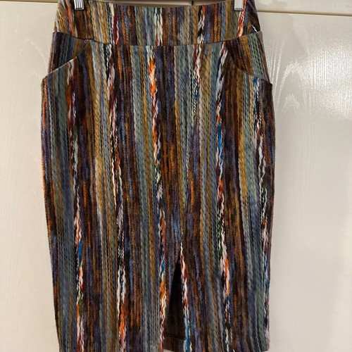 Wool midi skirt new, size medium