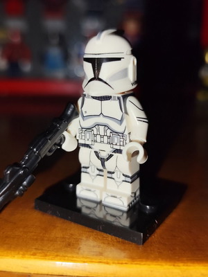 Clone Trooper (Phase 1) σαν καινούργιο με βάση στήριξης και μεγάλο blaster