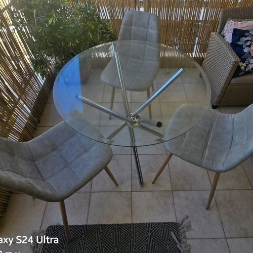 Glass table with three chairs like new