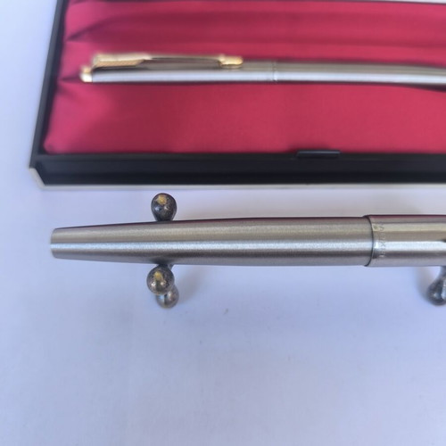 Parker 61 Flighter pen set made in England, stainless steel