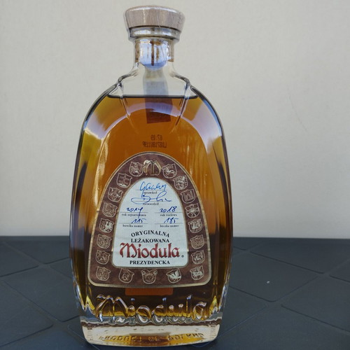 Miodula vodka new, aged in oak barrels 500 ml 40% alcohol