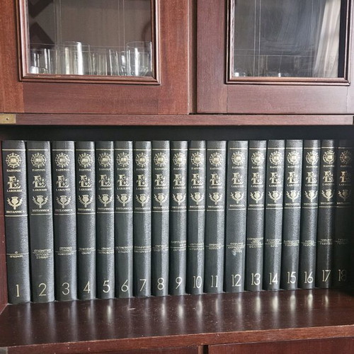 Papyrus Larousse Britannica Encyclopedia like new, 61 volumes