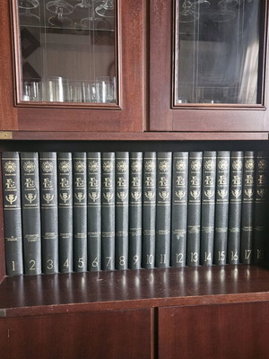 Papyrus Larousse Britannica Encyclopedia like new, 61 volumes