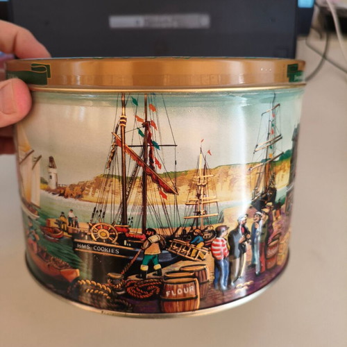 Vintage Jacobsen Bakery LTD Denmark tin box 19cm diameter 13cm height like new