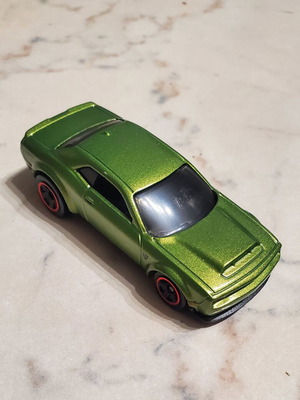 Hot Wheels Dodge Challenger παιχνίδι αυτοκίνητο σε μεταλλικό πράσινο