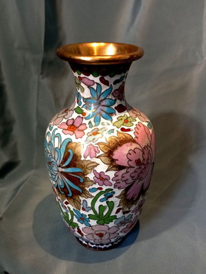 Chinese cloisonné vase 18cm like new with floral decoration and gold neck