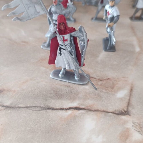 Set of 14 Crusaders and 2 Knights figures