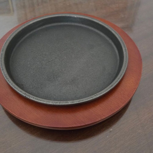 Cast iron serving plate