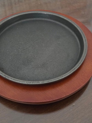 Cast iron serving plate
