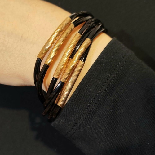Bracelet new in black and gold with magnetic clasp