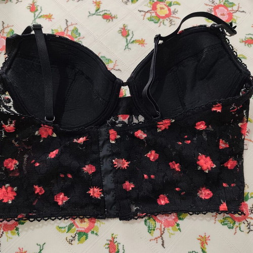 Lingerie set new from Paris, bra 70B and small slip, black-red