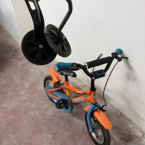 Children's bike with training wheels