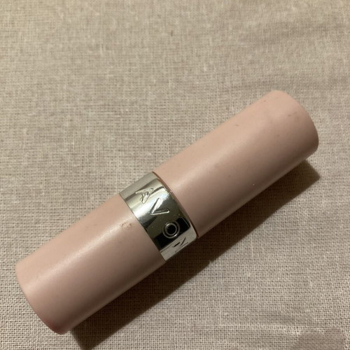 Avon lipstick used with hyaluronic acid, soft pink shade