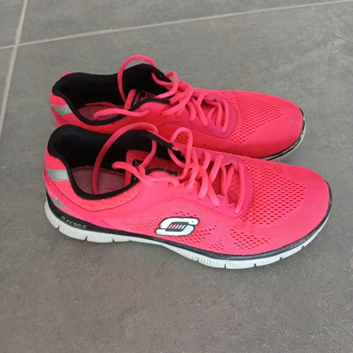 Skechers athletic shoes used, size 40, red