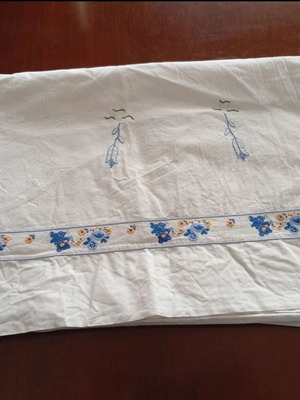 Sheet for bebe crib with handmade embroidered details like new