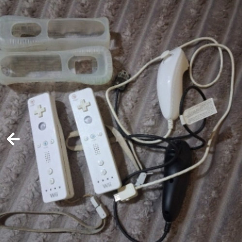 Nintendo Wii RVL-001 console with controllers and power supply