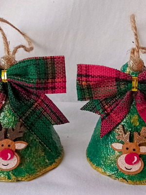 Закачливи коледни камбанки изработени ръчно с много любов за вашата елха.