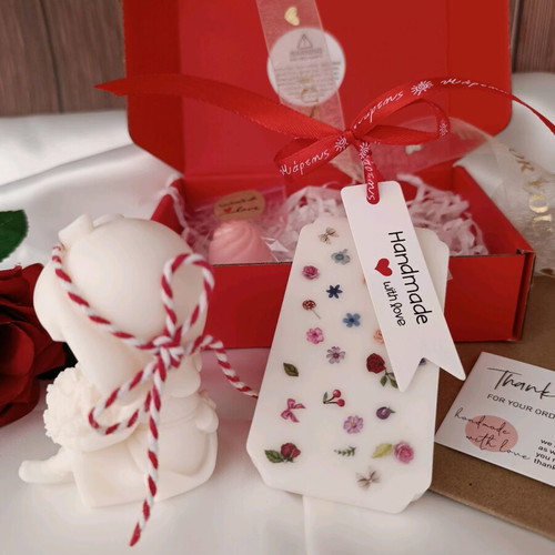 Decorative gift set candle girl with rose bouquet and lilac tablet new