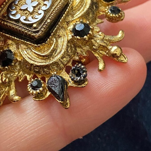 Sphinx brooch collectible gold plated like new with black rhinestones