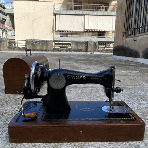 Singer Hand-Crank Sewing Machine 15D 1928 used with wood case