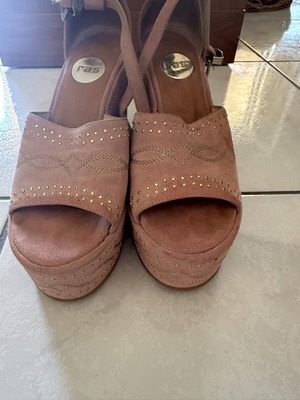 Ras platform sandals size 36 like new, pink suede with studs