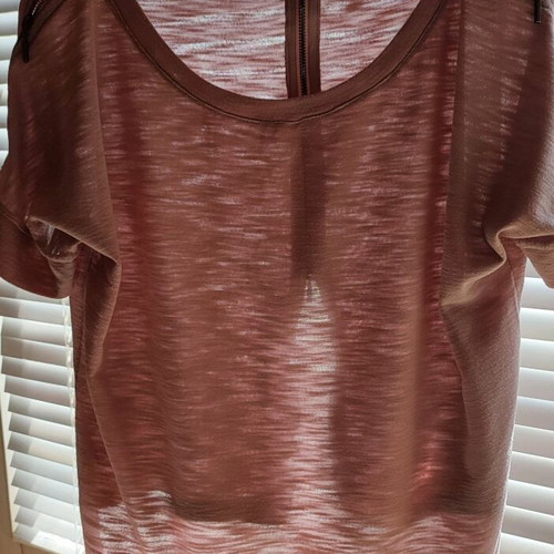 Alerte dusty pink t-shirt like new with zippers