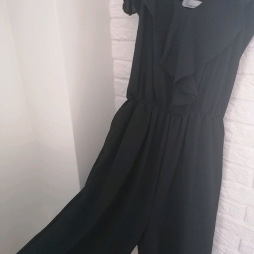 One-piece jumpsuit with ruffles like new, black, size M
