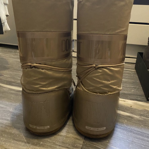 Moin Boot womens snow boots Platinum like new, size 42/44