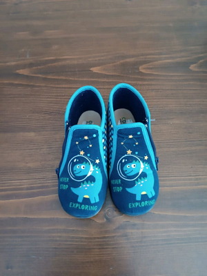 Children's winter slippers with dinosaur like new