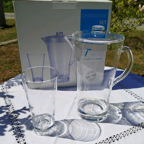 Drinkware set with plastic pitcher and 6 large water glasses new