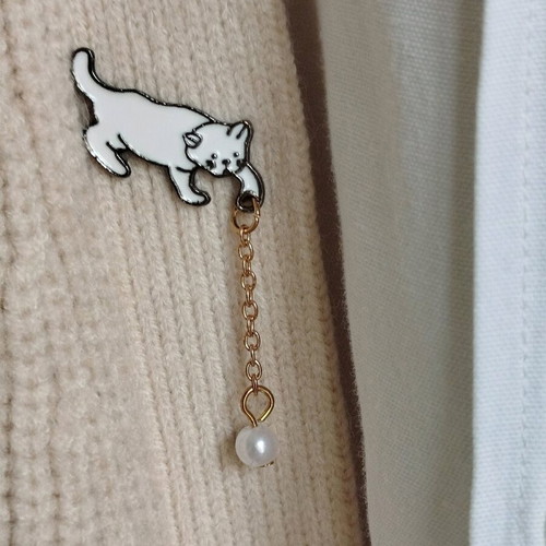 Cat brooch like new, white and gold-colored