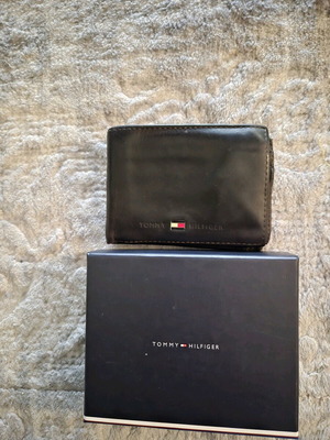 Tommy Hilfiger wallet used, brown 10x8