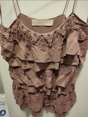 Zara top beige with ruffles and lace like new