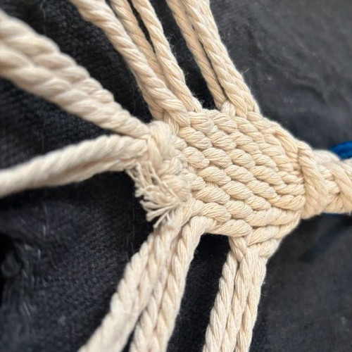 Single hammock with cotton-polyester fabric