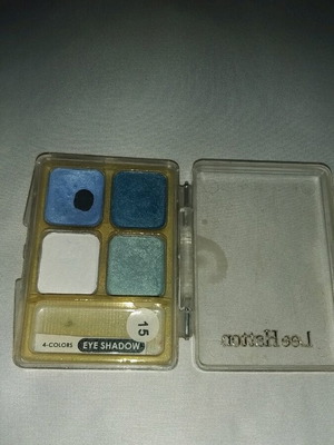 Eyeshadow palette with 4 metallic shades