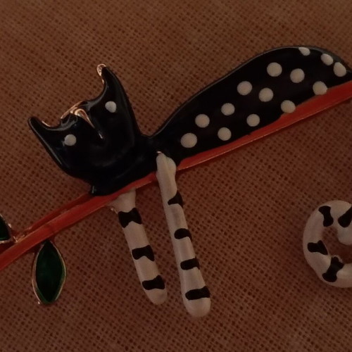 Cat Brooch new, black and white, unisex