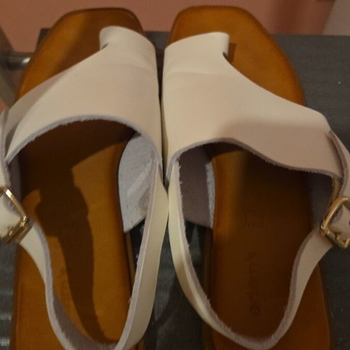 Sandals Adam's Shoes white size 39 used