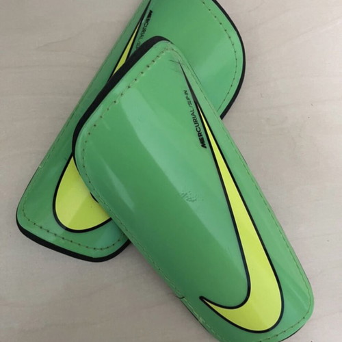 Nike men's football shin guards, green