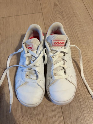 Adidas sneakers νούμερο 32 μεταχειρισμένα, άσπρα