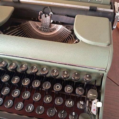 Olympia SM1 typewriter like new, portable, 1950s model
