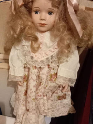 Set of 2 vintage porcelain dolls like new, Made in Taiwan