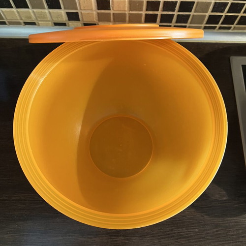 Tupperware 2.5 L like new