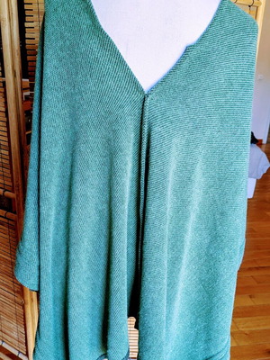 Poncho green like new, long to hips