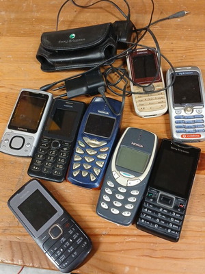 Παλιά κινητά μεταχειρισμένα για ανταλλακτικά, πακέτο 8 τεμ με φορτιστές και θήκη Sony Ericsson