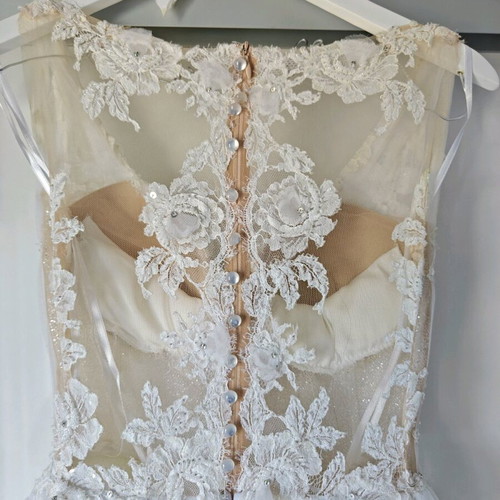 Wedding dress like new white with case and petticoat