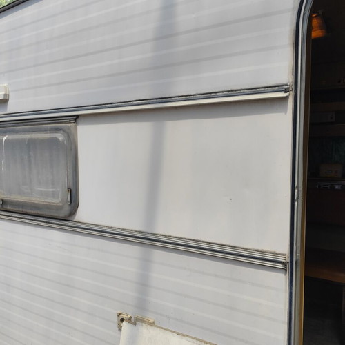 Caravan used with 2 beds, 4 meters long