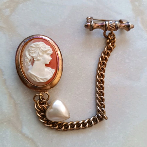 Cameo pin vintage like new with heart-shaped pearl