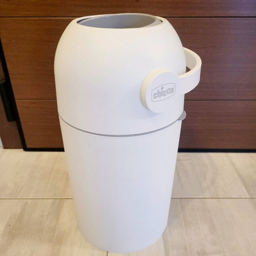 Chicco diaper disposal bin like new with odor sealing system