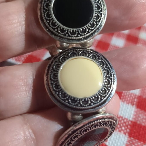 Vintage bracelet in white and black with double elastic band like new